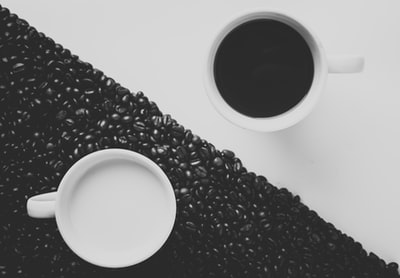 装满黑色液体的白色陶瓷咖啡杯